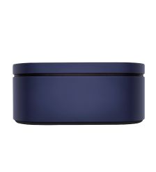 Izoderēta ar mīkstu audumu. Aizsargā un akurāti glabā jūsu Dyson Airwrap™ daudzfunkcionālo matu ieveidošanas ierīci un žāvētāju, kā arī uzgaļus.

